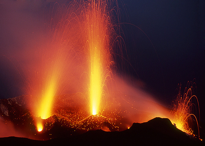 Volcán Stromboli en erupción