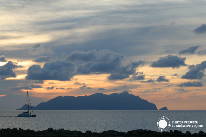 Atardecer en Favignana con Levanzo de fondo