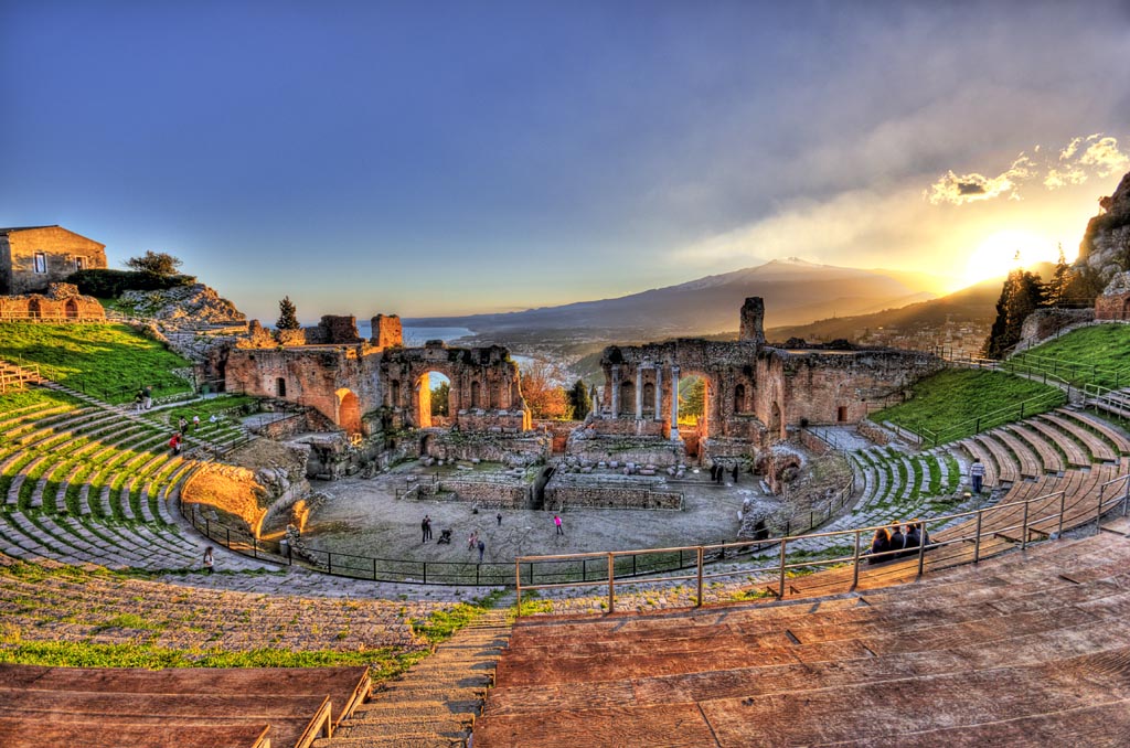 El Teatro griego de Taormina con el volcán Etna al fondo