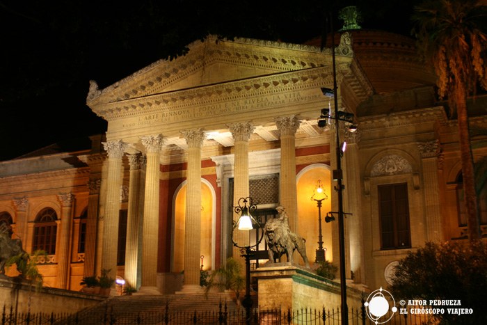 El Teatro Massimo de Palermo iluminado