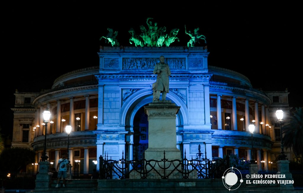 El teatro Politeama iluminado por la noche