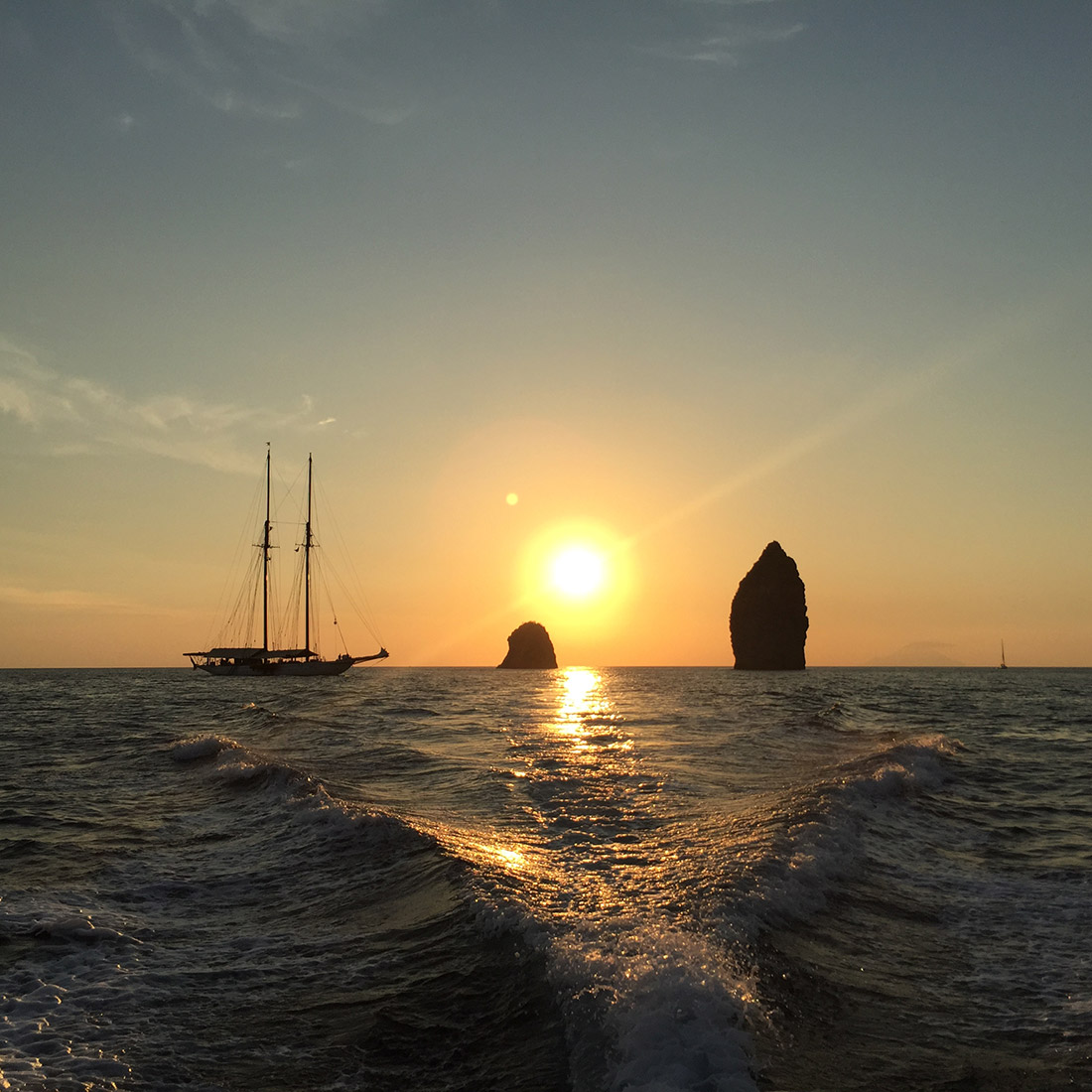 Excursión en velero en Lípari. Farallones al atardecer.