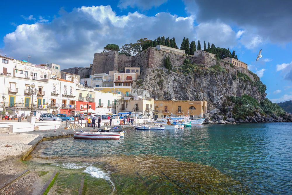 Puerto de la isla de Lípari en las Eolias