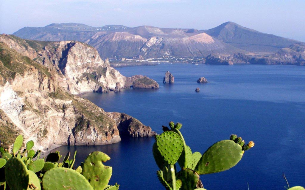 Paisaje de la isla de Lípari con sus farallones