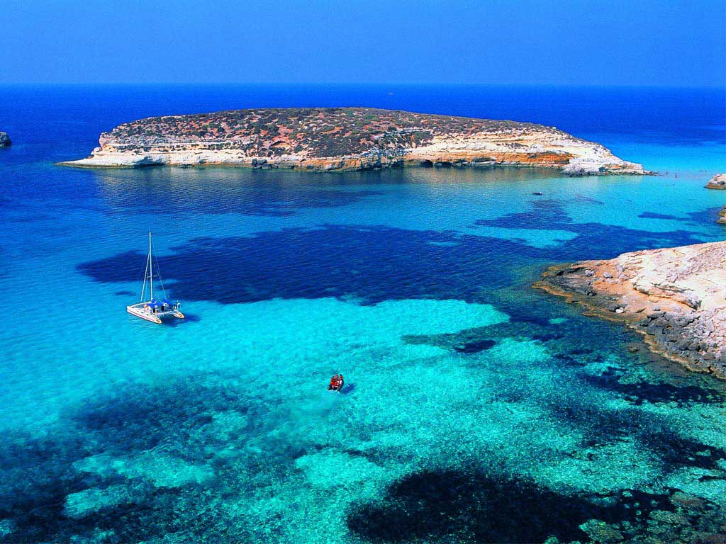 Aguas transparentes de Lampedusa