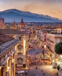 Vía Etnea. ilustre calle de Catania "mirando" al volcán Etna