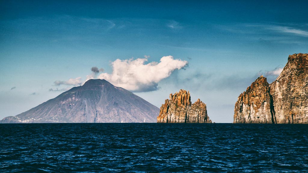 La isla de Stromboli al fondo desde Panarea