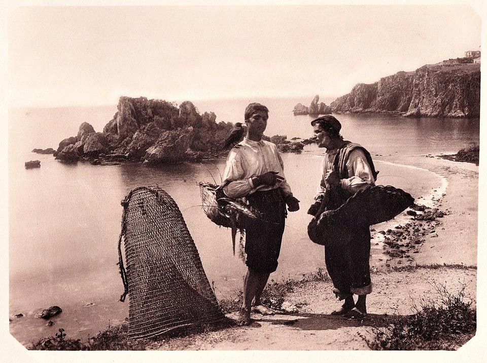 Fotografía de Wilhelm von Gloeden con Isola Bella al fondo