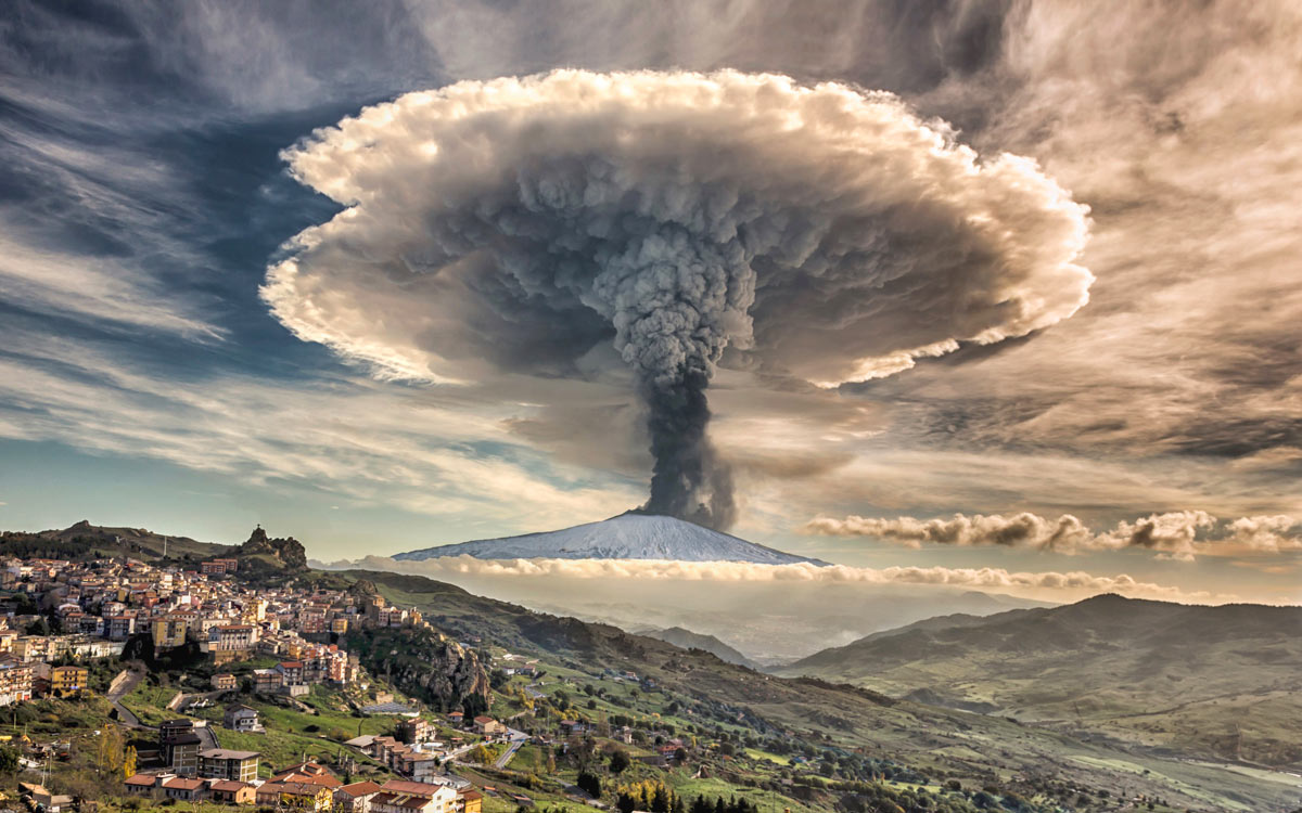 El volcán Etna ruge de vez en cuando en Sicilia, y hay que si puedes ver su poderío no lo olvidas nunca