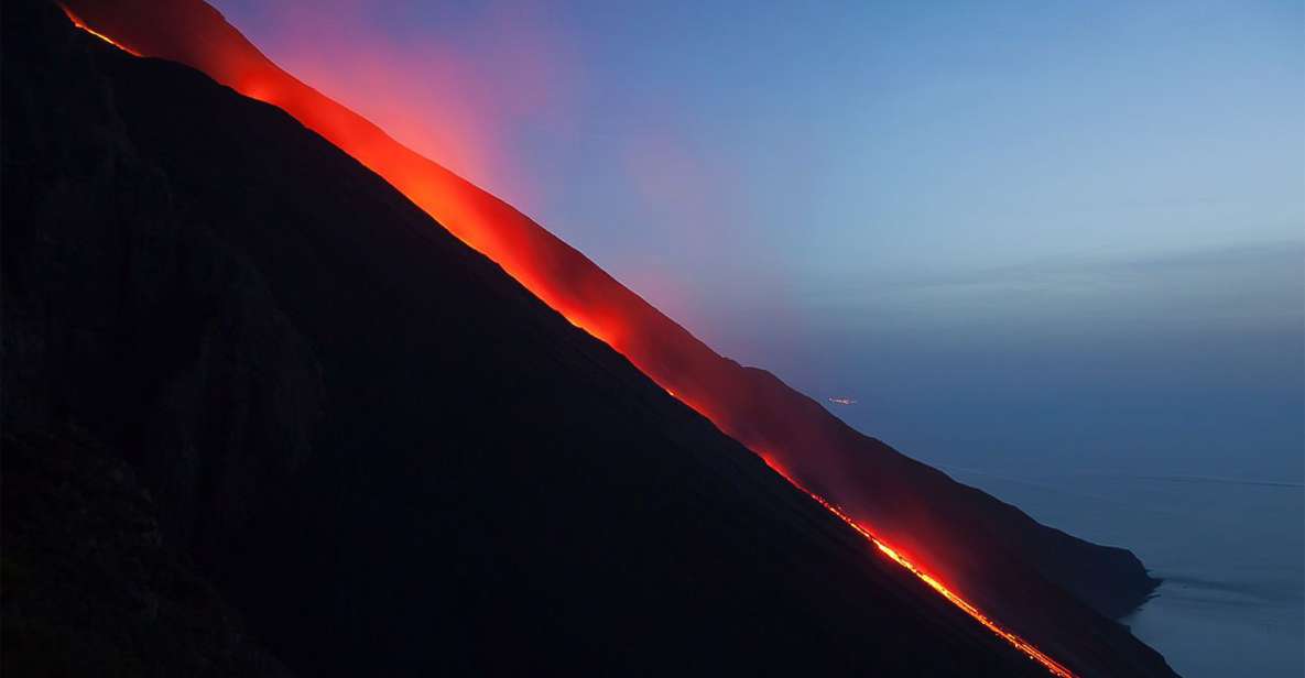 Lava cayendo al mar en la isla de Stromboli