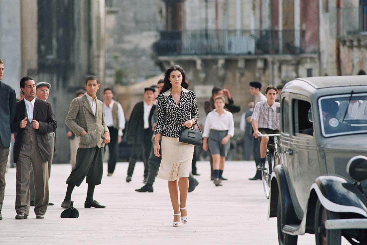 Monica Bellucci cruzando la Plaza de la catedral de Siracusa en la película Malena